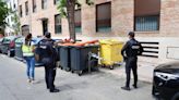 Investigan el hallazgo de un bebé muerto entre los cubos de basura en Barajas, Madrid
