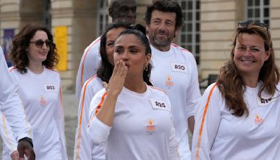 Salma Hayek porta la antorcha olímpica en el Palacio de Versalles