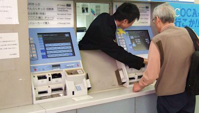 Moment hidden attendant emerges from INSIDE a ticket machine in Japan