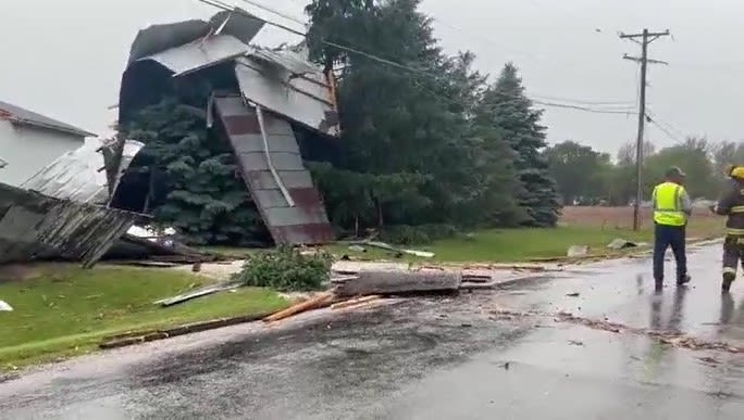 Tornadoes reported around the Quad Cities area
