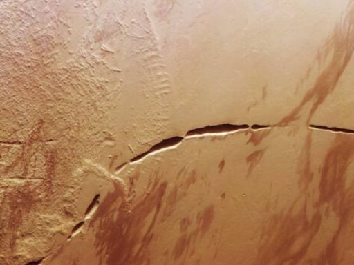Descubren enorme cicatriz oscura en Marte captada por Mars Express