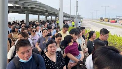 港珠澳大橋口岸人擠人 耗3小時過關上金巴