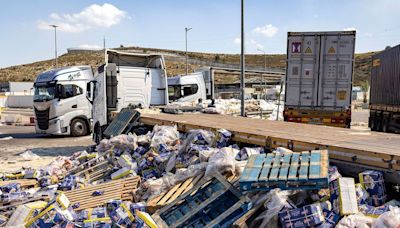 Las FDI ayudan a los colonos a destruir los camiones de ayuda a Gaza