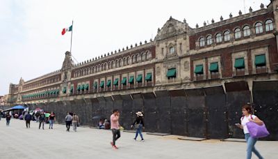 De 8M a marcha por Ayotzinapa: momentos en que AMLO ha protegido Palacio Nacional con vallas metálicas