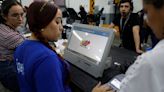 Difícil de manipular, aunque rodeado de artimañas electorales: así funciona el sistema de voto en Venezuela