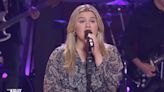 Kelly Clarkson Fades Perfectly Into Mazzy Star Classic for ‘Kellyoke’