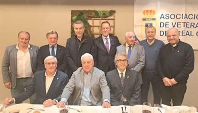 La Asociación de Veteranos del Real Oviedo celebra su tradicional comida anual y homenajea a varios exjugadores azules