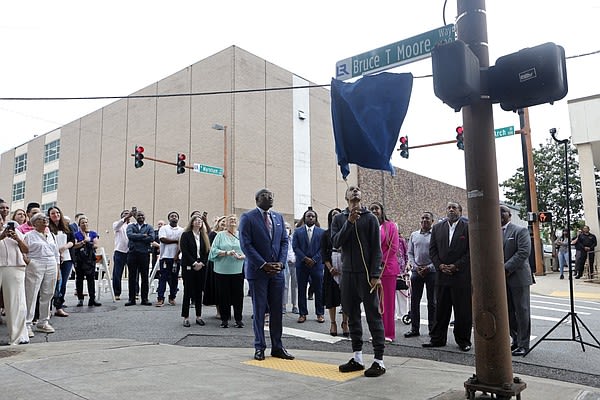 Portion of Little Rock’s Arch Street next to City Hall renamed ‘Bruce T. Moore Way’ in honor of late city manager | Arkansas Democrat Gazette