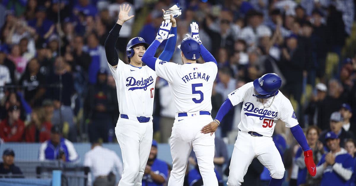 Freddie Freeman grand slam keys 6-run inning, Dodgers top D-backs