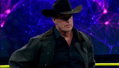 JBL debuta en TNA Wrestling durante la emisión de Emergence