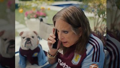 Leyenda del rock presentó el nuevo jersey del Aston Villa