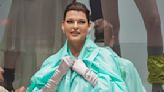 Linda Evangelista appears in first runway show in 15 years