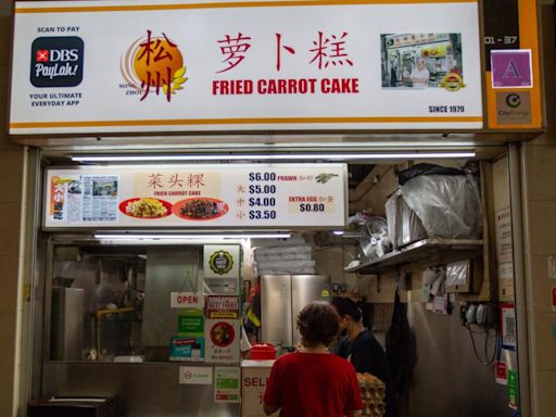 Song Zhou Luo Bo Gao: $6 black carrot cake with prawns & generous chye poh