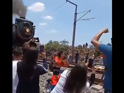 Mujer muere por tomarse una selfie con la histórica locomotora Emprees 2816