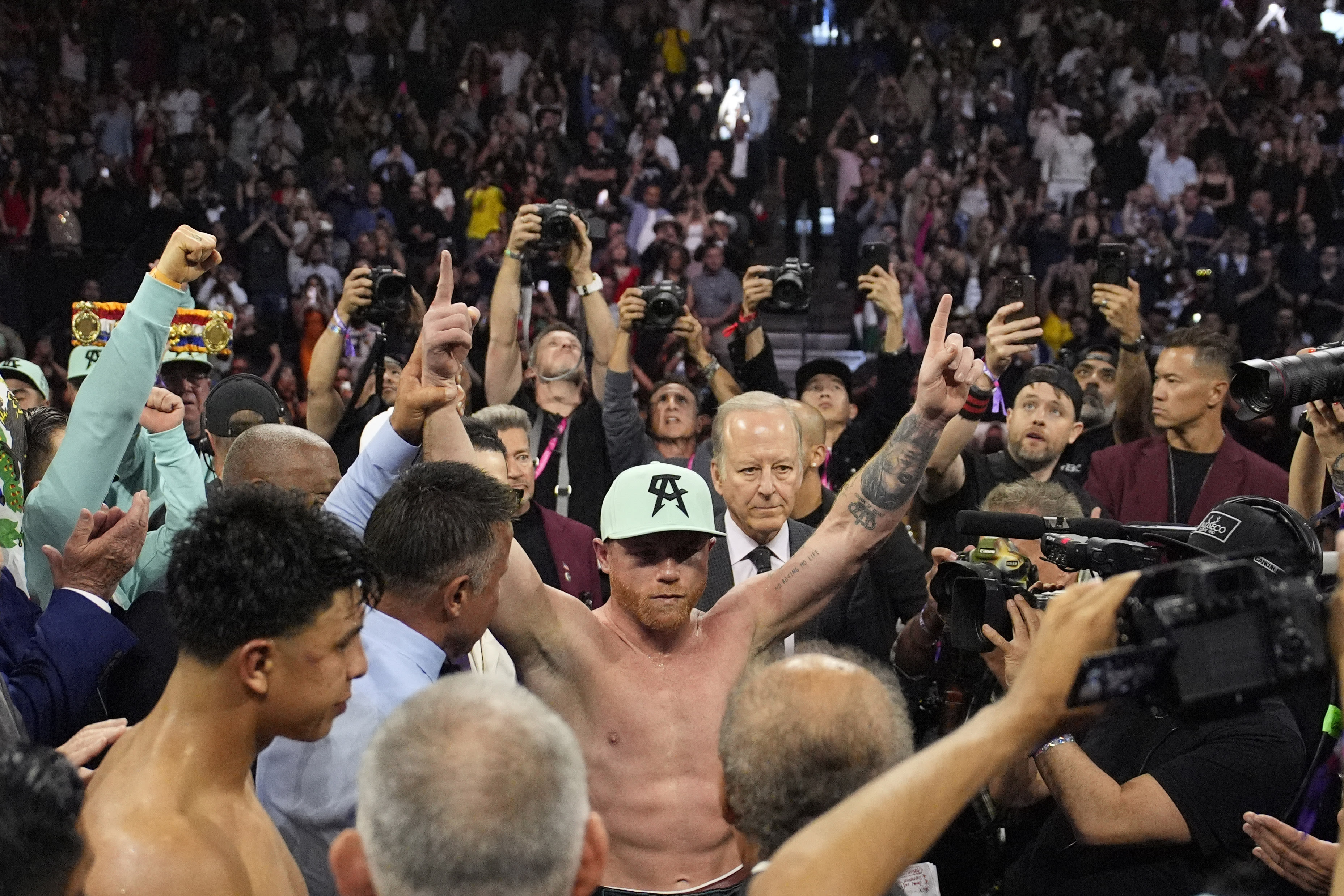 Canelo Álvarez accused of blocking two media critics from covering his fight