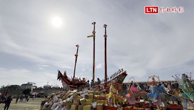 台南安定蘇厝長興宮燒王船 天空現日暈 - 自由電子報影音頻道