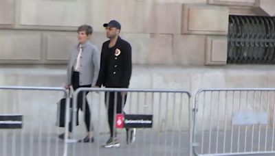 Dani Alves utiliza el mini que le regaló a Joana Sanz para ir a firmar a la Audiencia