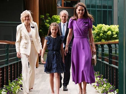 凱特王妃攜小公主亮相溫布頓網球決賽 一身紫禮服暗藏「訊息」？