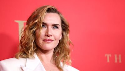 Kate Winslet se negó a ocultar sus 'rollitos' mientras rodaba su nueva película... aunque se lo sugirieron