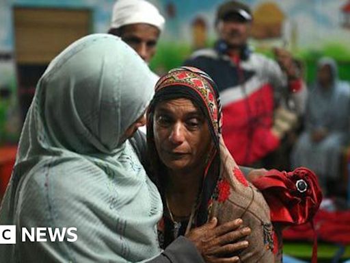 Wayanad: Hopes for survivors fade in deadly India landslides