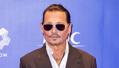 Johnny Depp visita un hospital caracterizado como Jack Sparrow - La Opinión