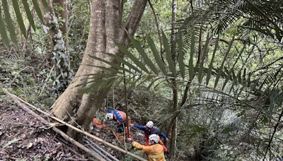 苗栗縣警察局頭份分局表示，接獲報案南庄鄉南江村有一輛自小客車翻覆邊坡 | 蕃新聞