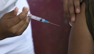 Quiénes deberían vacunarse tras incremento de casos de Covid-19