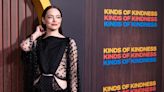 Emma Stone arrasa em vestido transparente para premiere de 'Kinds of Kindness'