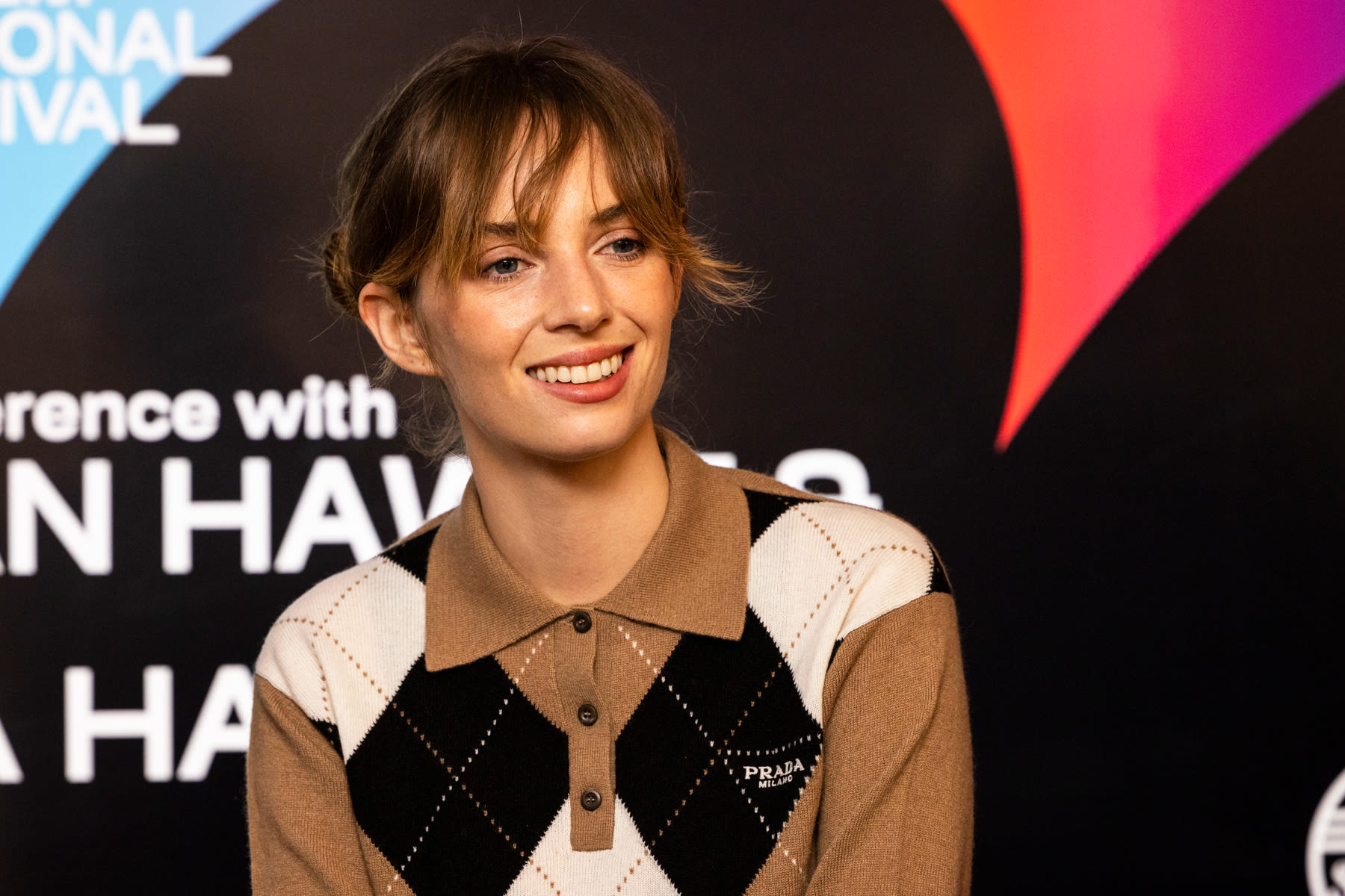 Maya Hawke Widens Her Eyes to Sing ‘Big Idea’ on ‘Kimmel’