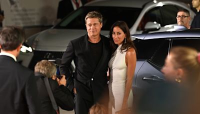 Mostra de Venise : Brad Pitt sur le tapis rouge avec sa nouvelle compagne après le départ d'Angelina Jolie,... Les stars présentes sur le tapis rouge de "Wolfs"