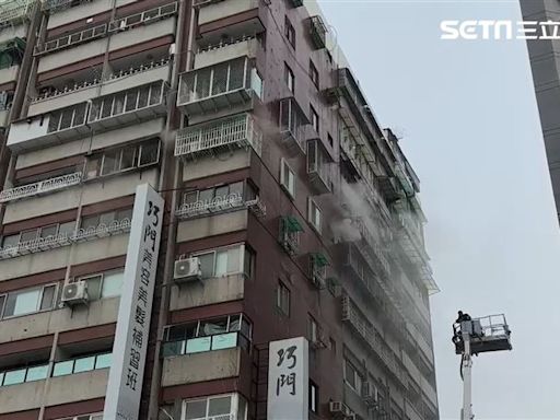 快訊／高雄前金區大樓8F竄火舌！建築物狂冒白煙 頂樓3人待救