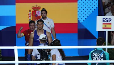 Ayoub Ghadfa se cuelga la medalla de plata en una peleada final contra Jalolov