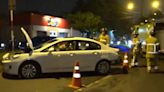 La Nación / Perdió el control de su auto y chocó contra una columna en plena avenida