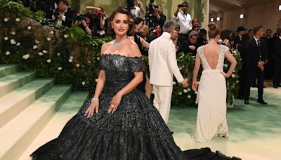 Penélope Cruz, Elsa Pataky y Rosalía en la Met Gala 2024: "Cariño no me puedo mover mucho porque esto es bien apretao"