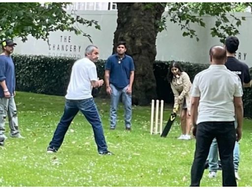 Shah Rukh Khan and Suhana Khan play cricket with friends in London. See photo