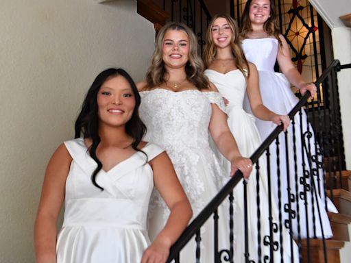 Junior Forum presents 26 debutantes