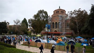 Policía de Los Ángeles irrumpe en la Universidad de California tras enfrentamientos