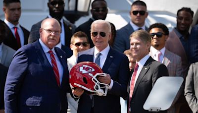 Chiefs dan casco al presidente Biden en visita a la Casa Blanca