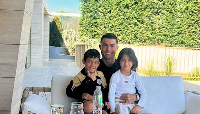 Cristiano Ronaldo se declara em aniversário dos gêmeos: 'O pai ama muito vocês'
