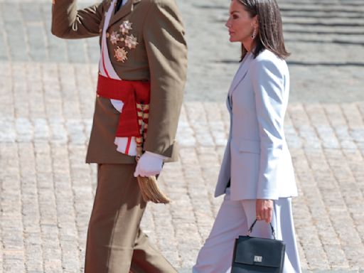 La Reina Letizia elige el poder discreto de un traje claro para rencontrarse con la Princesa Leonor en un día de celebración para el Rey Felipe VI