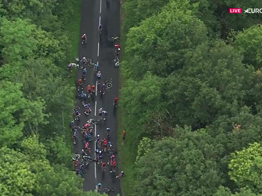 Critérium du Dauphiné : une chute massive provoque la neutralisation de la 5e étape