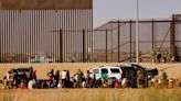"México no es un lugar para nosotros": Frustrados y conmocionados, migrantes se rinden en frontera con EEUU