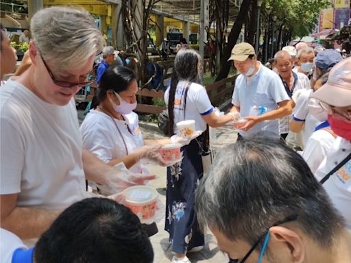 獨/夏克立龍山寺為街友送暖 打官司經濟拮据借住律師事務所