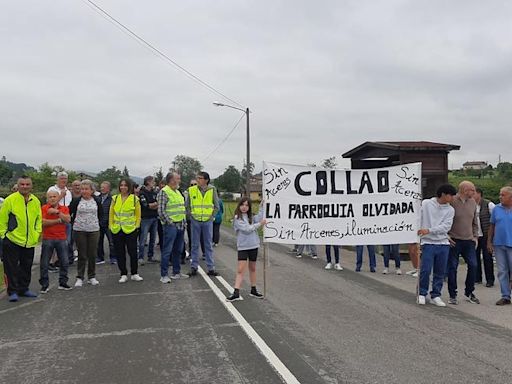 Los vecinos de Collao cortan la carretera en protesta por la ausencia de arcenes y aceras: 'Ponen en riesgo nuestras vidas'