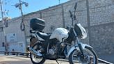 Hombre que manejaba motocicleta robada es detenido en calles de la colonia Elsa Hernández