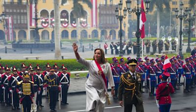 En día nacional, presidenta de Perú brinda informe ante un Congreso semivacío y protestas en calles