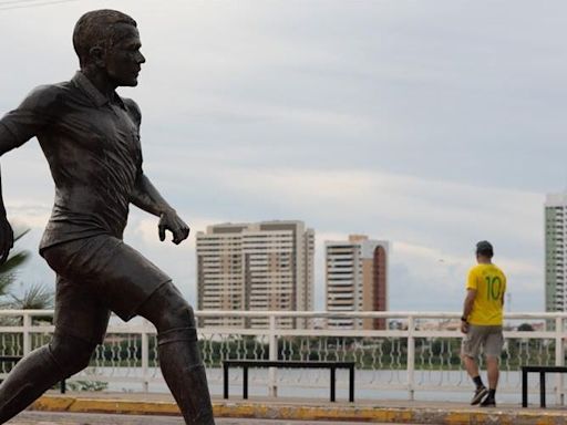 Retiran en la ciudad natal de Dani Alves la estatua que le rendía homenaje por numerosas protestas