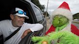 Alguacil disfrazado de duende 'Grinch' ofrece cebollas en vez de multas de tráfico