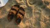 Cómo eliminar las manchas de sudor de las sandalias: el truco definitivo