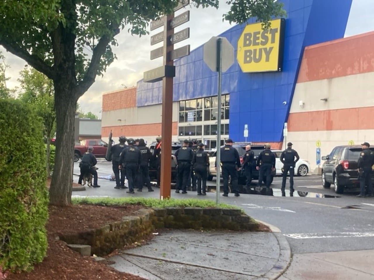Portland police quietly evacuate entire Best Buy store, arrest robbery suspect who was left inside